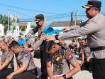 51-personel-Polres-Pamekasan-yang-naik-pangkat-disiram-air-kembang-AKBP-Hendra-Eko-Triyulianto.jpg