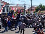 AKSI-SOLIDARITAS-Demonstran-saat-melakukan-aksi-blokade-jalan-jalur.jpg