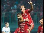 Abdulla-Yusuf-Helal-merayakan-gol-ke-gawang-Persita-Tangerang-bersama-Hansamu-Yama-Pranata.jpg