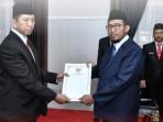 Achmad-Syahwan-Efendi-menerima-mandat-Pj-Sekkab-Sumenep-dari-Bupati.jpg
