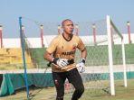 Adhitya-Harlan-menjalani-sesi-latihan-bersama-Madura-United-di-Stadion-Gelora-Bangkalan.jpg