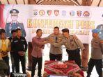Aiptu-Joko-Wiseno-saat-bersalaman-dengan-Samhari-di-aula-Joglo.jpg