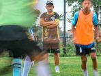 Aji-Santoso-pelatih-Persela-saat-memantau-seleksi-pemain.jpg