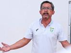 Aji-Santoso-saat-memimpin-rapat-persiapan-tim.jpg