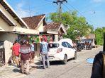 Aksi-seorang-suami-merusak-mobil-Brio-putih-yang-dikendarai-Istrinya-di-Bojonegoro.jpg