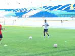 Alberto-Goncalves-dan-Jonathan-Bustos-latihan-terpisah-di-Stadion-Surajaya.jpg