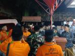 Anggota-BPBD-Sampang-mengantarkan-korban-Ponpes-AL-Khoziny-ke-rumah-duka.jpg