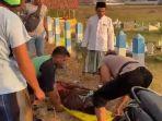 Anggota-Polres-Sampang-dibantu-dengan-warga-saat-mengevakuasi.jpg