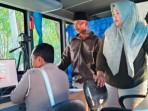 Anggota-Satlantas-Polres-Sampang-operasikan-mobil-SIM-Keliling.jpg