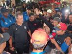 Aremania-dan-official-tim-Arema-FC-saat-berdiskusi-seusai-mendapat-kekalahan.jpg