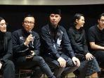 Ari-Lasso-memegang-mic-saat-bersama-Ahmad-Dhani-dan-Dewa-19.jpg