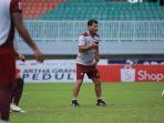 Asisten-Pelatih-Madura-United-Osvaldo-Lessa-saat-melatih-pemainnya.jpg