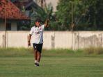Asisten-Pelatih-Madura-United-Rakhmad-Basuki-saat-memimpin-latihan.jpg