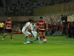 BEREBUT-BOLA-Striker-Madura-United-FC-Lulinha-saat-berebut-bola-dengan-pemai.jpg
