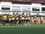 BERLAKUKAN-ATURAN-KETAT-Pemain-Persebaya-menjalani-latihan-di-Lapangan-Thor.jpg