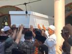 BERLANGSUNG-HARU-Proses-pemulangan-sekaligus-pemakaman-santri-yang.jpg