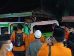 BPBD-Sampang-menurunkan-jenazah-korban-meninggal-Ponpes-Al-Khoziny-Sidoarjo.jpg