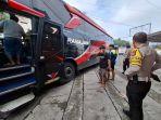 BUS-NGEBLONG-Polisi-memeriksa-bus-pariwisata-yang-menabrak-suami-istri-pe.jpg