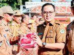 Baddrut-Tamam-menyerahkan-bendera-merah-putih.jpg