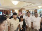 Bakal-Calon-Presiden-Prabowo-Subianto-diajak-swafoto-oleh-masyarakat.jpg
