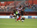 Bek-Persija-Jakarta-saat-hendak-merebut-bola-dari-kaki-Striker-Madura-United-Taufik-Hidayat.jpg