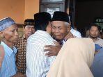 Berangkat-haji-Lono-pecahkan-kendi-sebagai-wujud-syukur.jpg