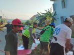 Bripda-Dzaki-Arif-bersama-Babinsa-Polisi-RW-BPBD-Pamekasan-dan-warga-bersih-bersih-saluran-air.jpg