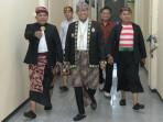 Bupati-Achmad-Fauzi-mengenakan-Baju-Adat-Keraton-Sumenep.jpg