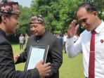 Bupati-Bangkalan-Lukman-Hakim-memberi-penghargaan-Kasat-Reskrim-AKP-Hafid-Dian-Maulidi.jpg