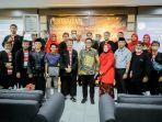 Bupati-Pamekasan-Baddrut-Tamam-saat-foto-bersama-dengan-jajaran-RSUD-SMART-Pamekasan.jpg