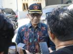 Bupati-Pamekasan-Kholilurrahman-saat-diwawancarai-sejumlah-media-perihal-layanan-kesehatan.jpg