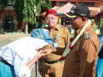 Bupati-Sumenep-Achmad-Fauzi-Wongsojudo-saat-menerima-kalungan-bunga-dari-siswa-di-SMKN-1-Kalianget.jpg