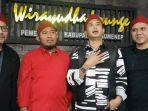 Bupati-Sumenep-Achmad-Fauzi-baju-merah-saat-bersama-dengan-personel-Padi-Reborn.jpg