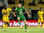DIHADANG-Striker-asing-Persebaya-Mihailo-Perovic-menguasai-bola-dihadang-pemain.jpg