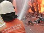 Truk Tangki Isi Etanol Meledak, Gudang Kimia di Surabaya Terbakar Hebat, 18 Mobil PMK Dikerahkan