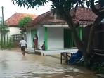Di-tengah-banjir-merendam-sejumlah-wilayah-di-Sampang-Madura-BPBD-mengeluarkan-imbauan.jpg