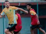 Dime-Dimov-pemain-asing-baru-Persebaya-menjalani-latihan-bersama-tim.jpg