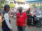 Dishub-Sampang-di-salah-satu-kawasan-parkir-di-Sampang.jpg