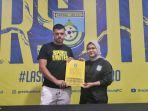 Djordje-Maksimovic-resmi-berseragam-GresYani-Hardiyanti-di-kantor-Gresik-United.jpg