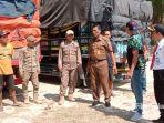 Dua-truk-pengangkut-tembakau-Jawa-diamankan-di-depan-Kantor-Satpol-PP-Pamekasan-Madura.jpg