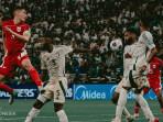 Duel-udara-pemain-timnas-Indonesia-Jay-Idzes-saat-melawan-Arab-Saudi-di-Stadion-King-Abdullah.jpg