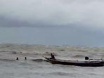 EVAKUASI-NELAYAN-Perahu-nelayan-memberikan-bantuan-dalam-upaya-penyelamatan.jpg