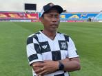 EVALUASI-Pelatih-Deltras-FC-di-Stadion-Gelora-Delta-Sidoarjo-setelah-latihan-tim.jpg