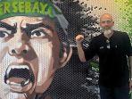 Eduardo-Perez-Moran-berfoto-di-kantor-marketing-Persebaya-yang-ada-di-Sutos.jpg
