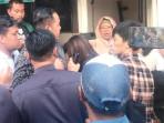 Elok-Dwi-Kadja-pengacara-Diana-menangis-di-depan-pos-satpam-Pengadilan-Negeri-Surabaya.jpg