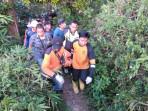 Evakuasi-jasad-korban-meninggal-kecelakaan-Innova-terjun-ke-jurang-jalur-Cangar-Pacet.jpg