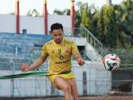 FOKUS-PEMULIHAN-Gelandang-Madura-United-FC-Lulinha-saat-menjalani-sesi.jpg