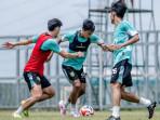 FOKUS-Pemain-Persebaya-menjalani-latihan-di-Kompleks-Stadion-GBT-Selasa.jpg