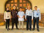Fauzan-tengah-napi-terorisme-saat-hendak-dibebaskan-dari-Lapas-Klas-IIA-Pamekasan-Madura.jpg
