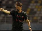 Foto-Pelatih-Madura-United-Mauricio-Souza-memberikan-instruksi.jpg